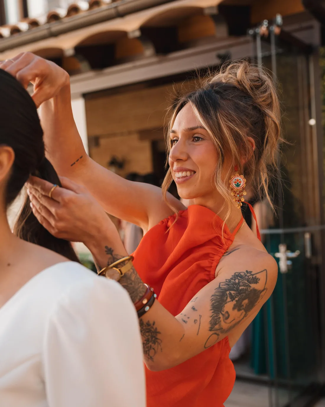 Mila González peinando y trabajando el cabello de una clienta