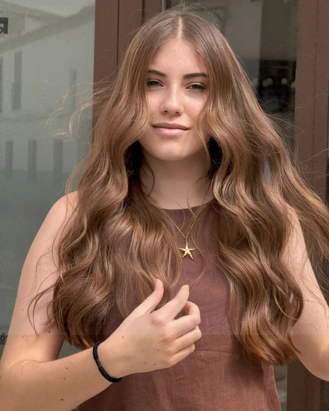 Melena larga y ondulada en tonos caramelo, trabajo de color de Mila González