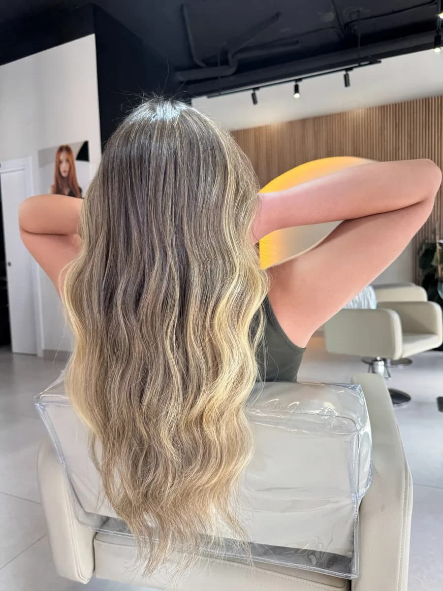 Vista posterior de una melena rubia con balayage y ondas